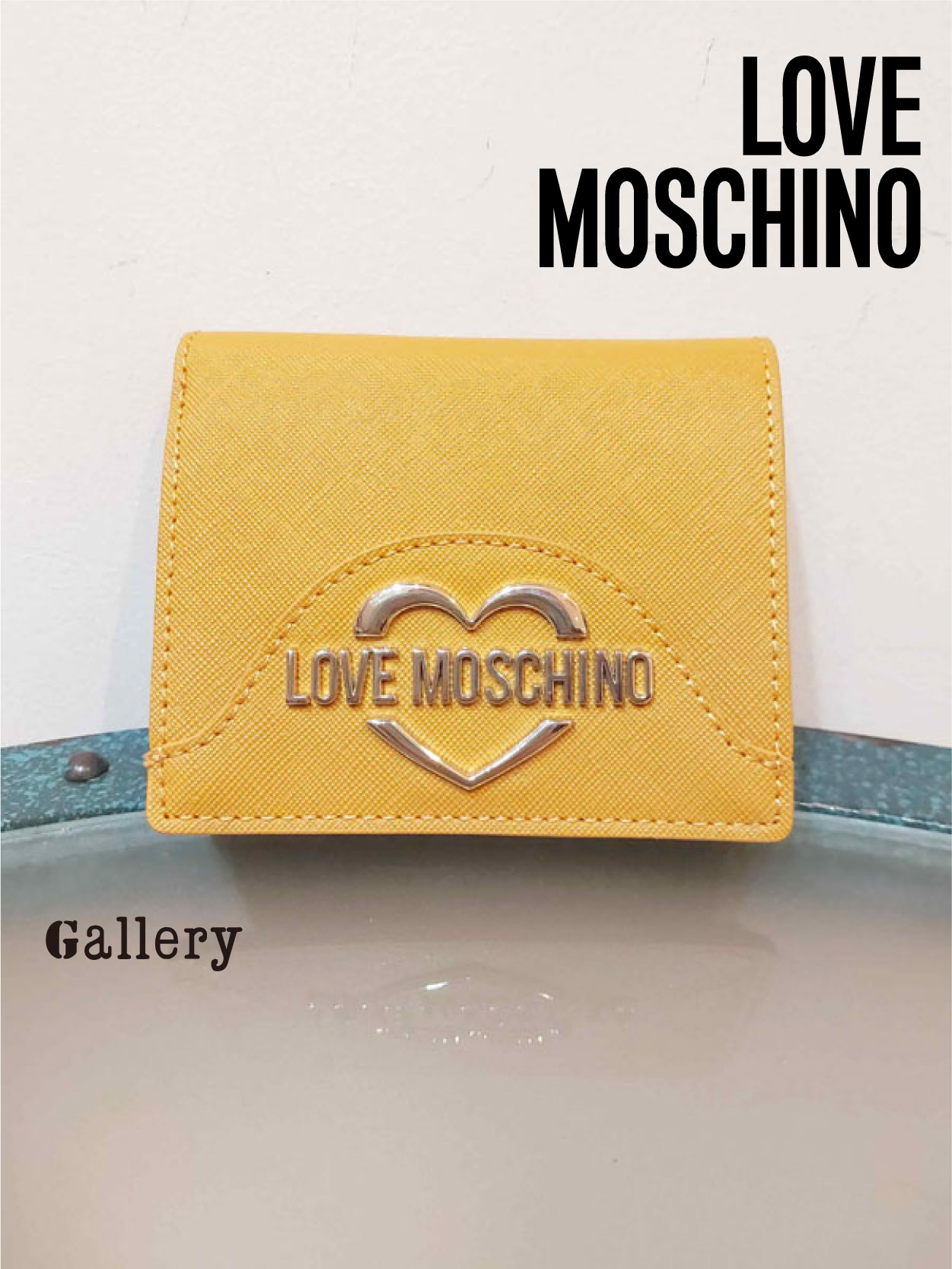 桜瑪瑙 LOVE MOSCHINO ラブモスキーノ 三つ折り財布 ゴールドロゴ