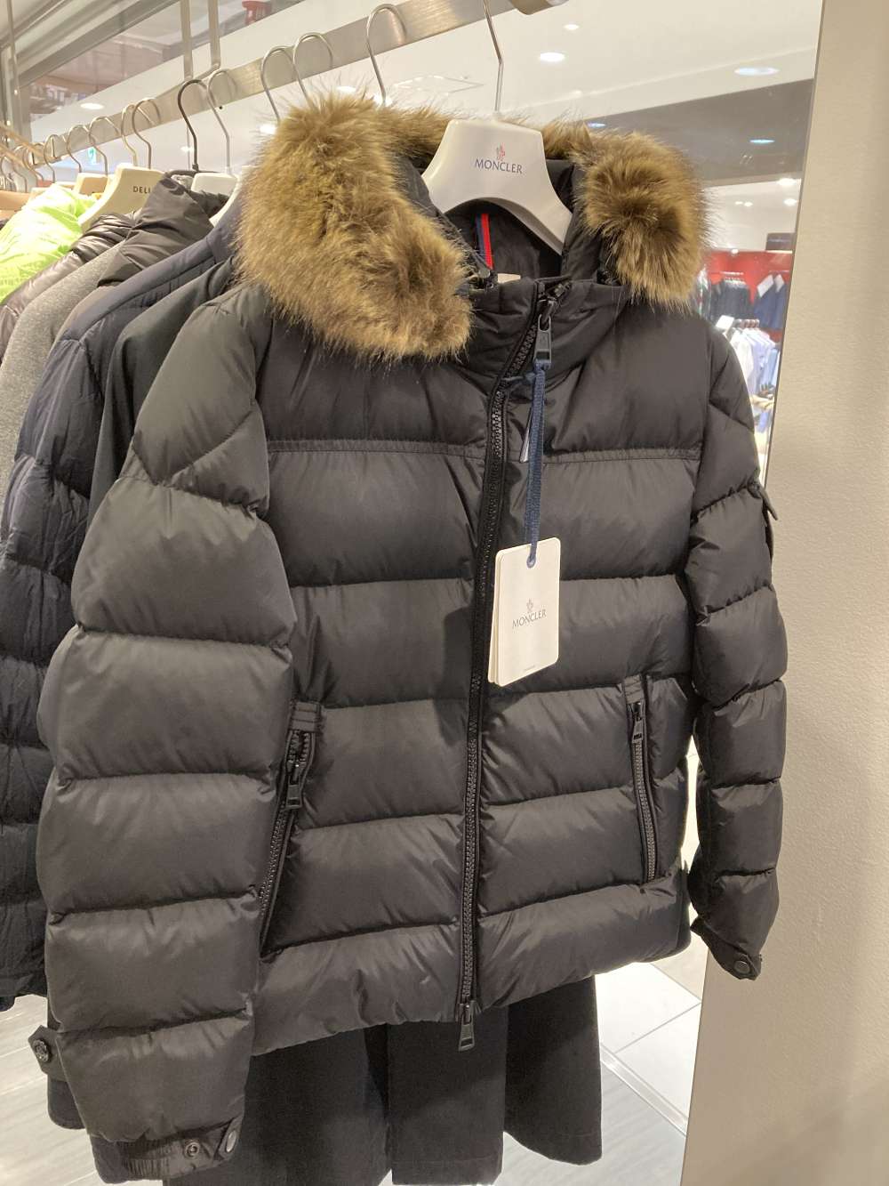 MONCLER ダウンジャケット ブラック 入荷です！ | デラーダレゾン ...